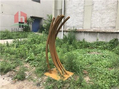 تمثال كبير طويل القامة من الصلب كورتين في الهواء الطلق