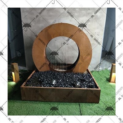 نافورة مياه المصنع في الهواء الطلق